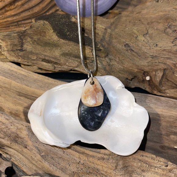 Handmade shell pendant - Picture 1 of 2